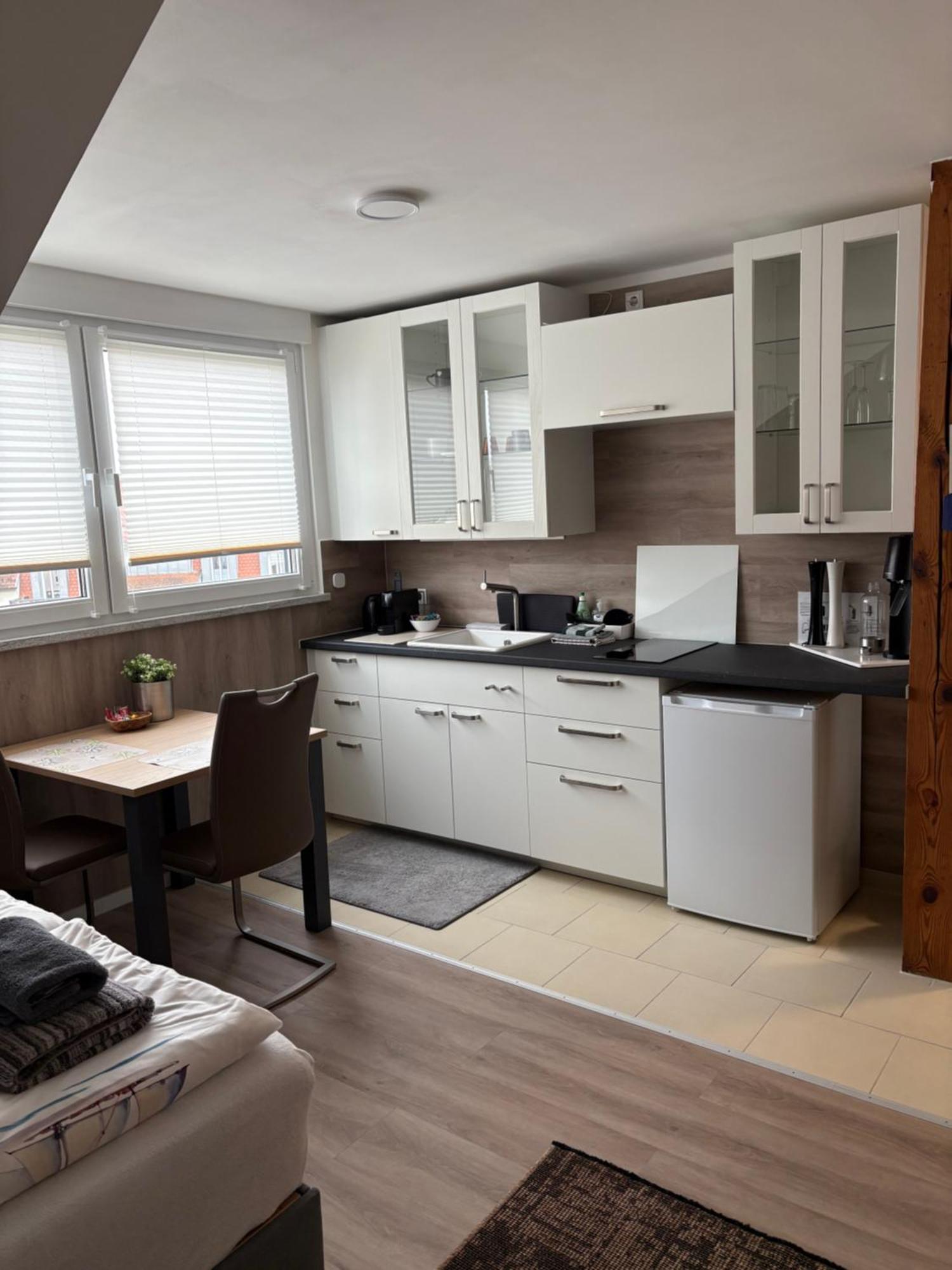 Apartment 35 Qm Fuer 2 Personen,ganze Unterkunft, Gemuetlich Zentral Gelegen *